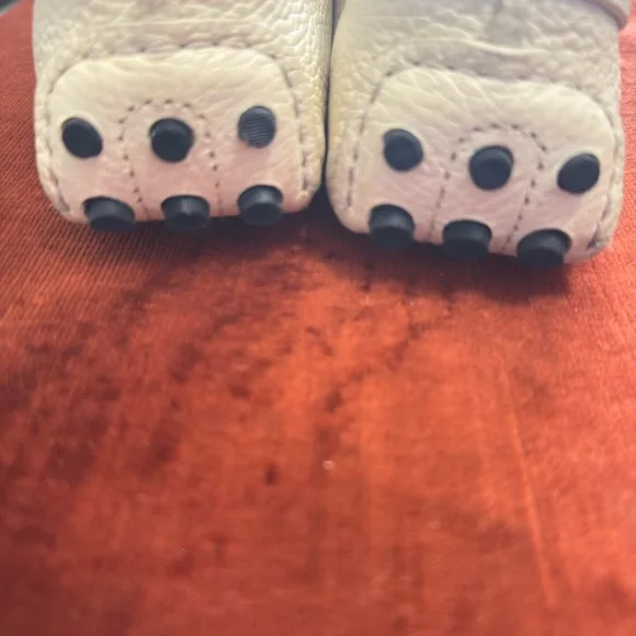 Tory Burch Cream Loafers with Gold Emblem - Picture 5 of 7